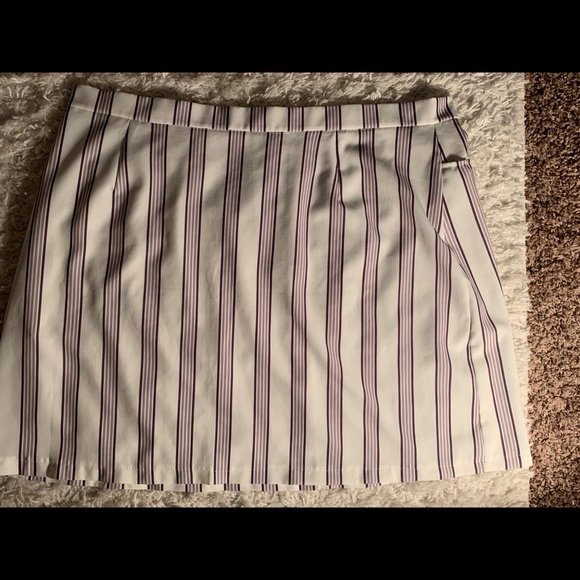 Cute button down skirt - Picture 2 of 3